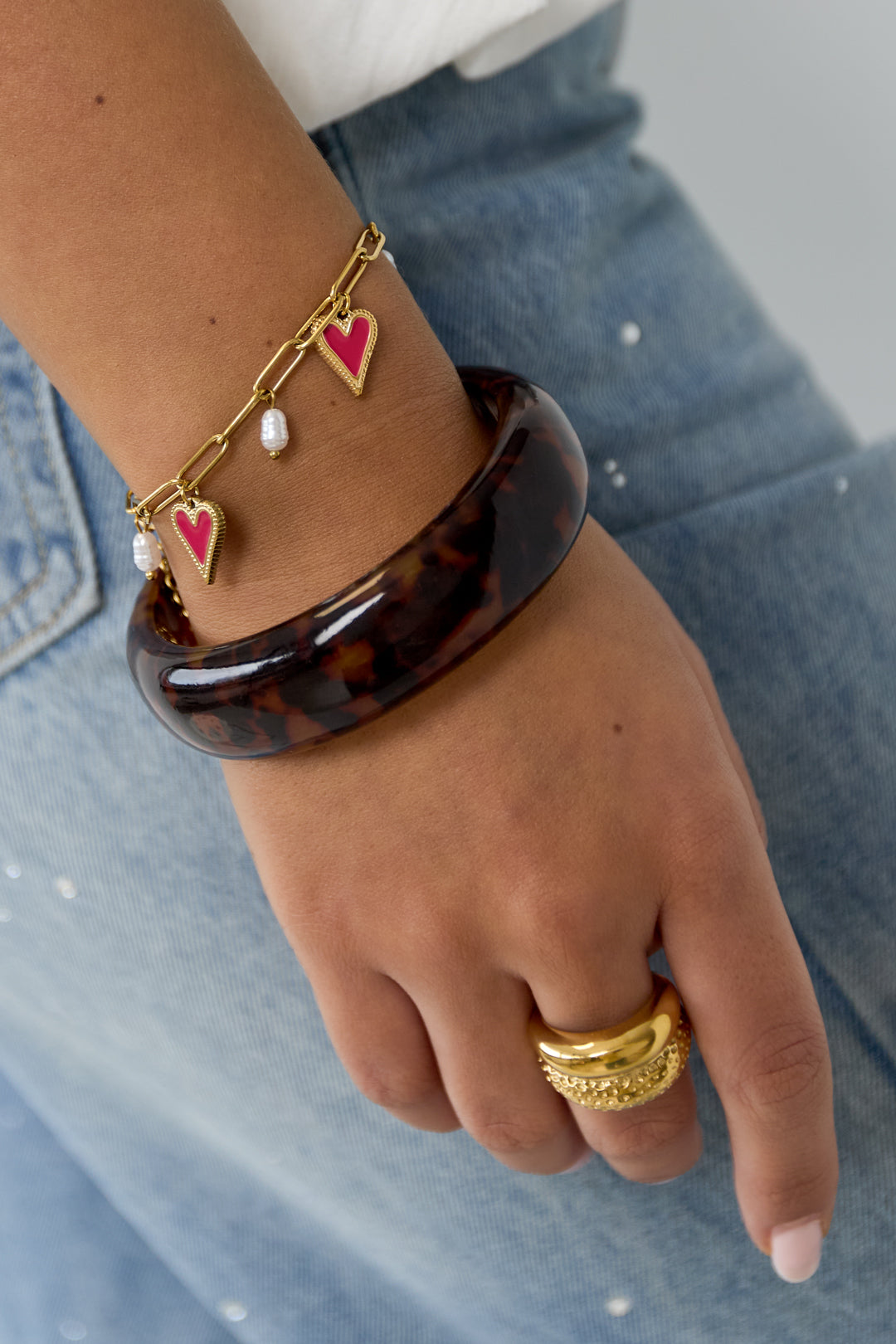 Link bracelet with pearls and heart charms