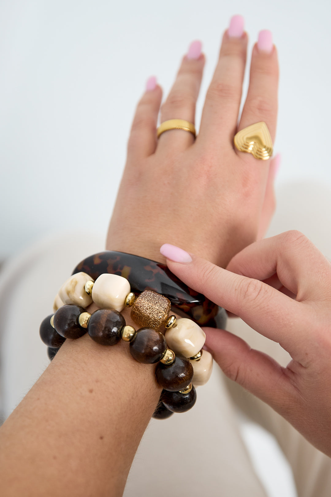 Beaded bracelet with statement glitter bead