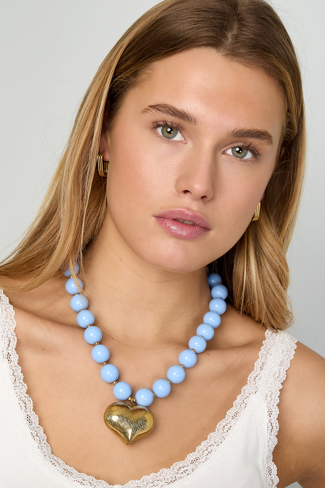 Bead necklace with hanging heart