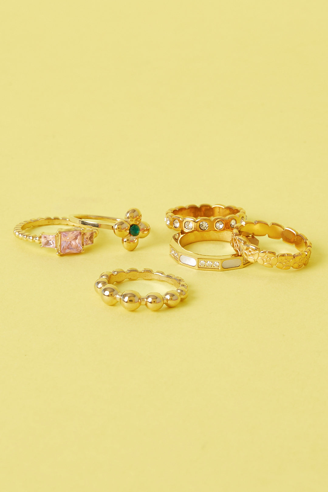 Statement ring with clover and stone