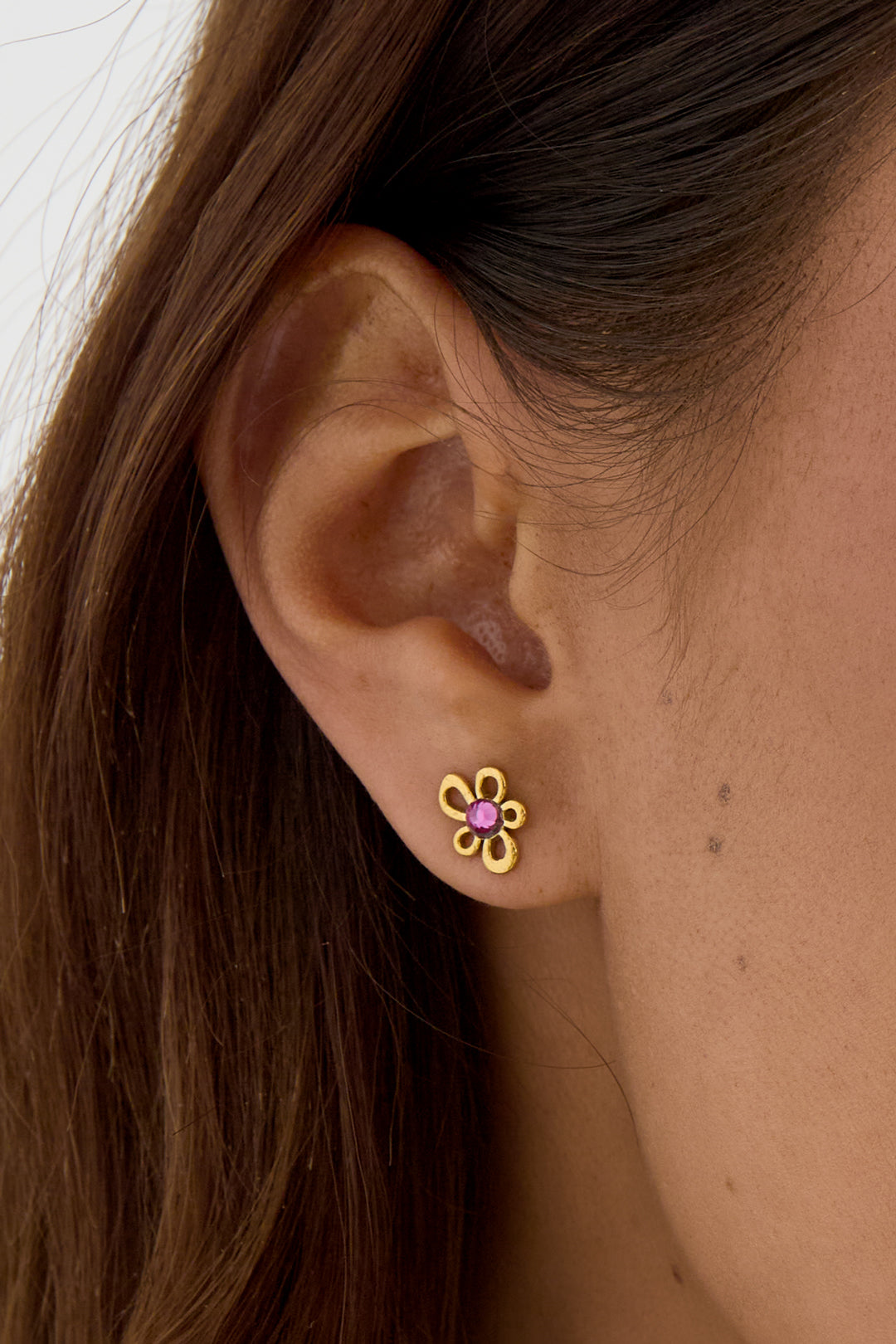 Flower-like shape stud earrings with stone detail
