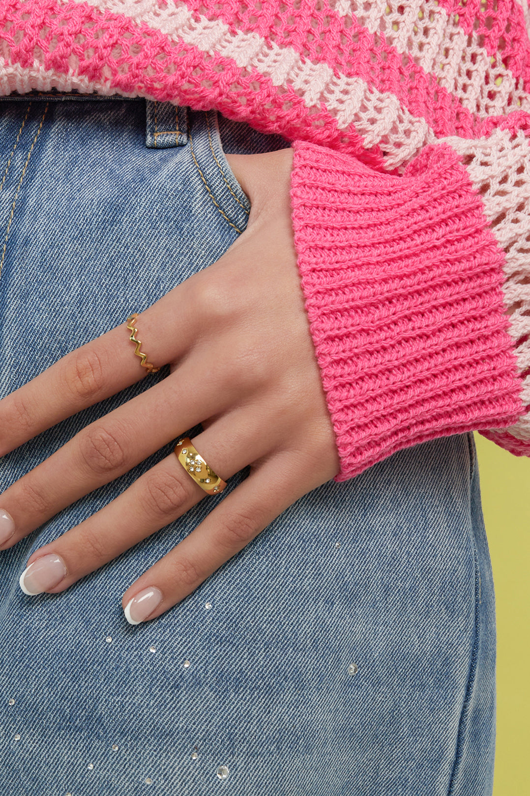 Ring with stones in clover pattern