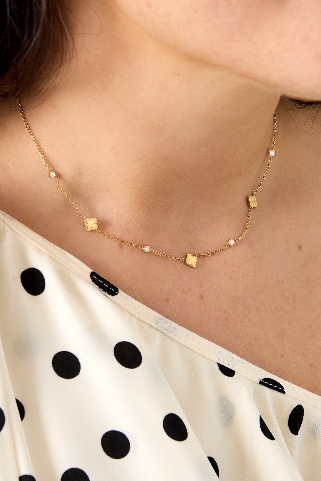 Necklace with clovers and round cubic zirconia stones