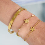 Bracelet with an alternating pattern of flowers and stones
