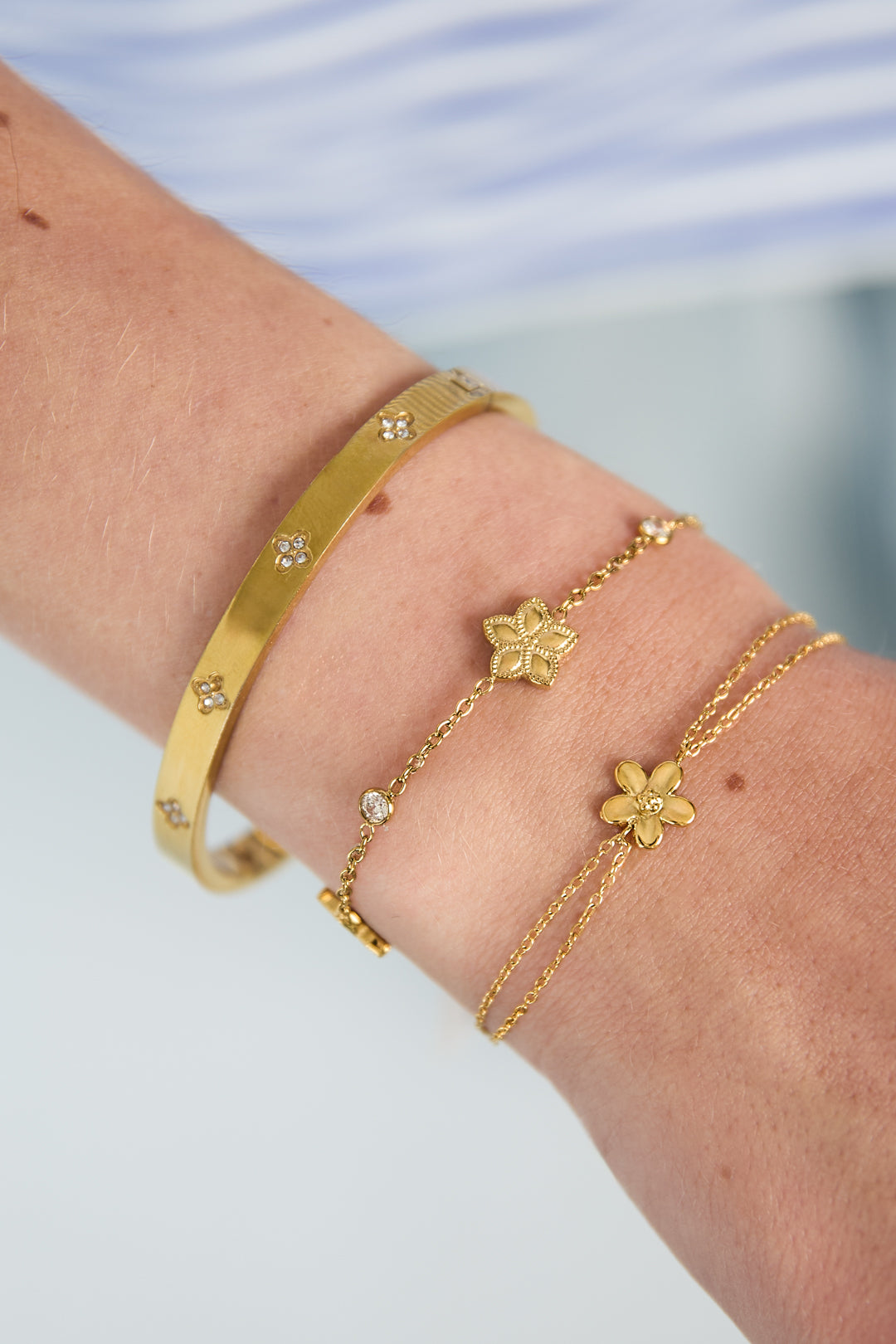 Bracelet with an alternating pattern of flowers and stones