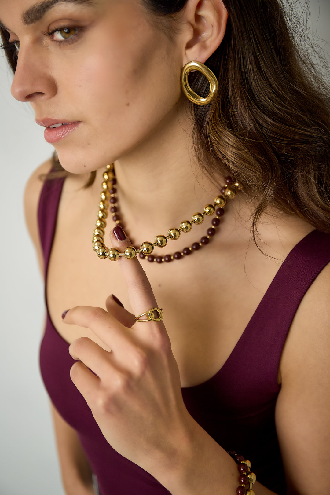 Linked necklace with gold and colored beads